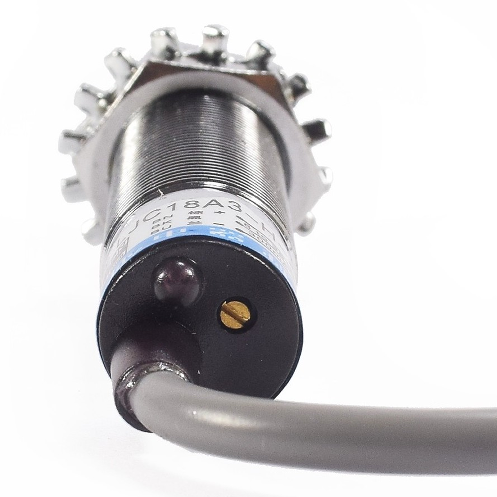 Sensor de Proximidad Capacitivo de 3 cables. Rosca: M18. Salida PNP N.O. 6-36VDC - Materiales ferrosos y no ferrosos.